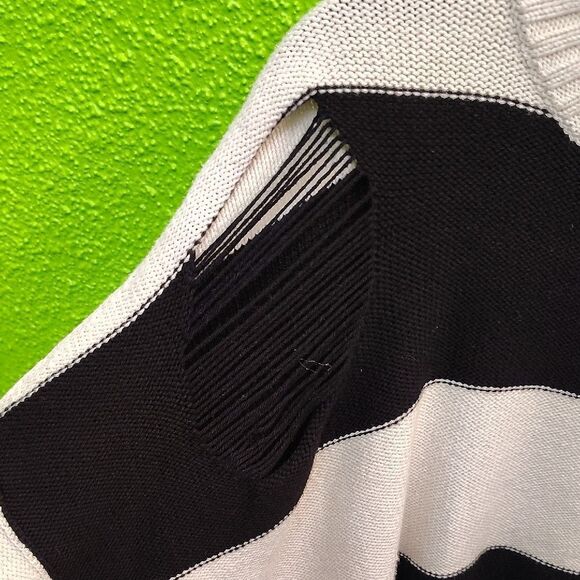 Cream and Black Chunky Knit Crew Neck Sweater - Picture 3 of 4